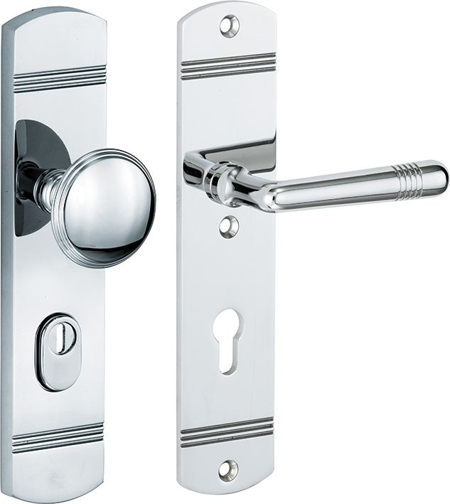 312.0100.12 Set di piastre lunghe per porte d'ingresso in stile liberty pomello/maniglia con protezione per il nucleo in ottone lucido, DIN destro PZ 72 mm 312.0100.12 Set di piastre lunghe per porte d'ingresso in stile liberty pomello/maniglia con protezione per il nucleo in ottone lucido, DIN destro PZ 72 mm